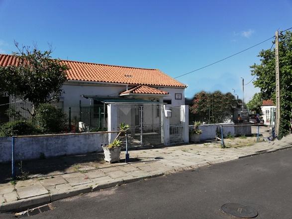 Moradia T3+1 com ótima localização, no centro de Mem Martins.