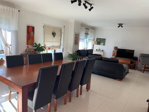 Apartamento com otimas áreas, muito soalheiro. Bons acessos.