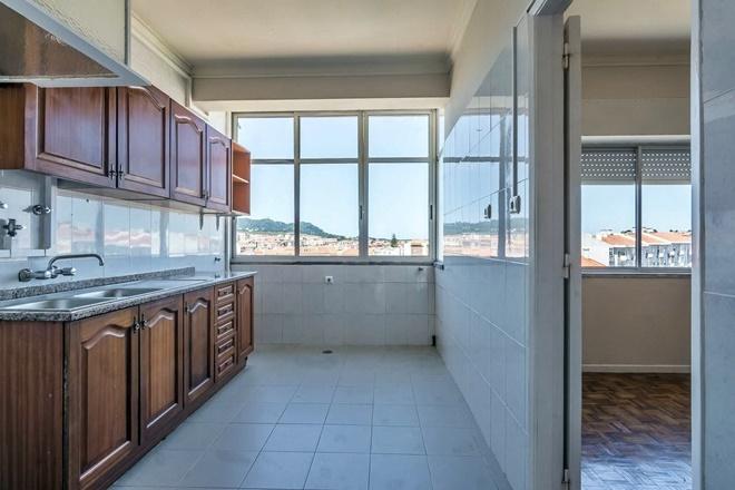 Apartamento muito soalheiro, em zona calma. Bons acessos.