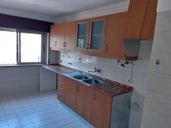 Apartamento remodelado. Muito soalheiro e bem localizado.
