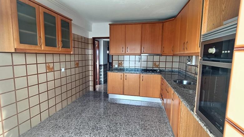 Apartamento T2, muito soalheiro, com 2 varandas e sotão espaçoso.