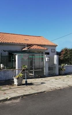 Moradia T3+1 com ótima localização, no centro de Mem Martins.
