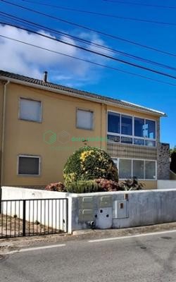 Quintinha com moradia bifamiliar e terreno amplo.