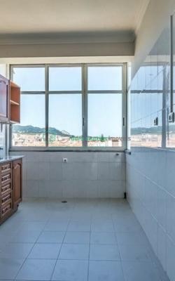 Apartamento muito soalheiro, em zona calma. Bons acessos.