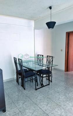Apartamento muito soalheiro. Perto de comércio, escolas e transportes.
