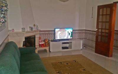 Apartamento T2 com 2 varandas e lareira. Bons acessos.