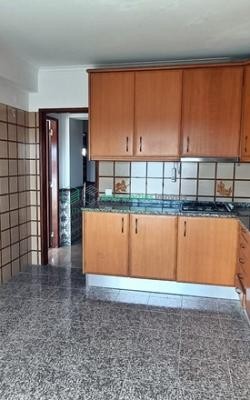Apartamento T2, muito soalheiro, com 2 varandas e sotão espaçoso.
