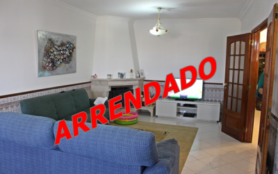 Apartamento T2 com 2 varandas e lareira. Bons acessos.