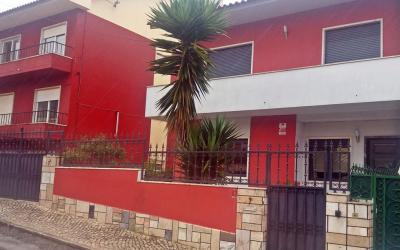 Moradia V4 remodelada. Perto de escolas e comércio.