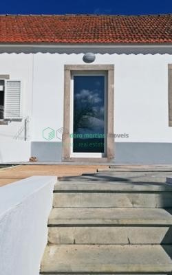 Moradia totalmente remodelada, muito soalheira.