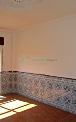 Apartamento bem localizado. Junto à da CP.