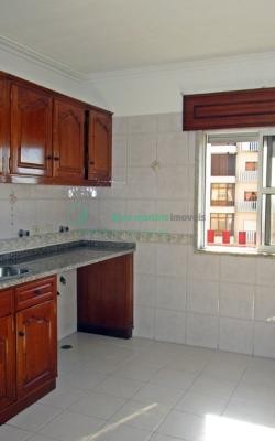 Apartamento soalheiro. Perto de comércio, escolas e transportes
