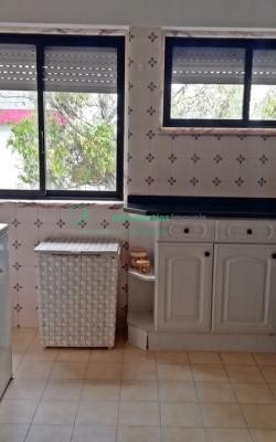 Apartamento muito soalheiro, remodelado e mobilado.