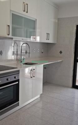 Apartamento T2+2 duplex, renovado. Perto de comércio. Bons acessos.